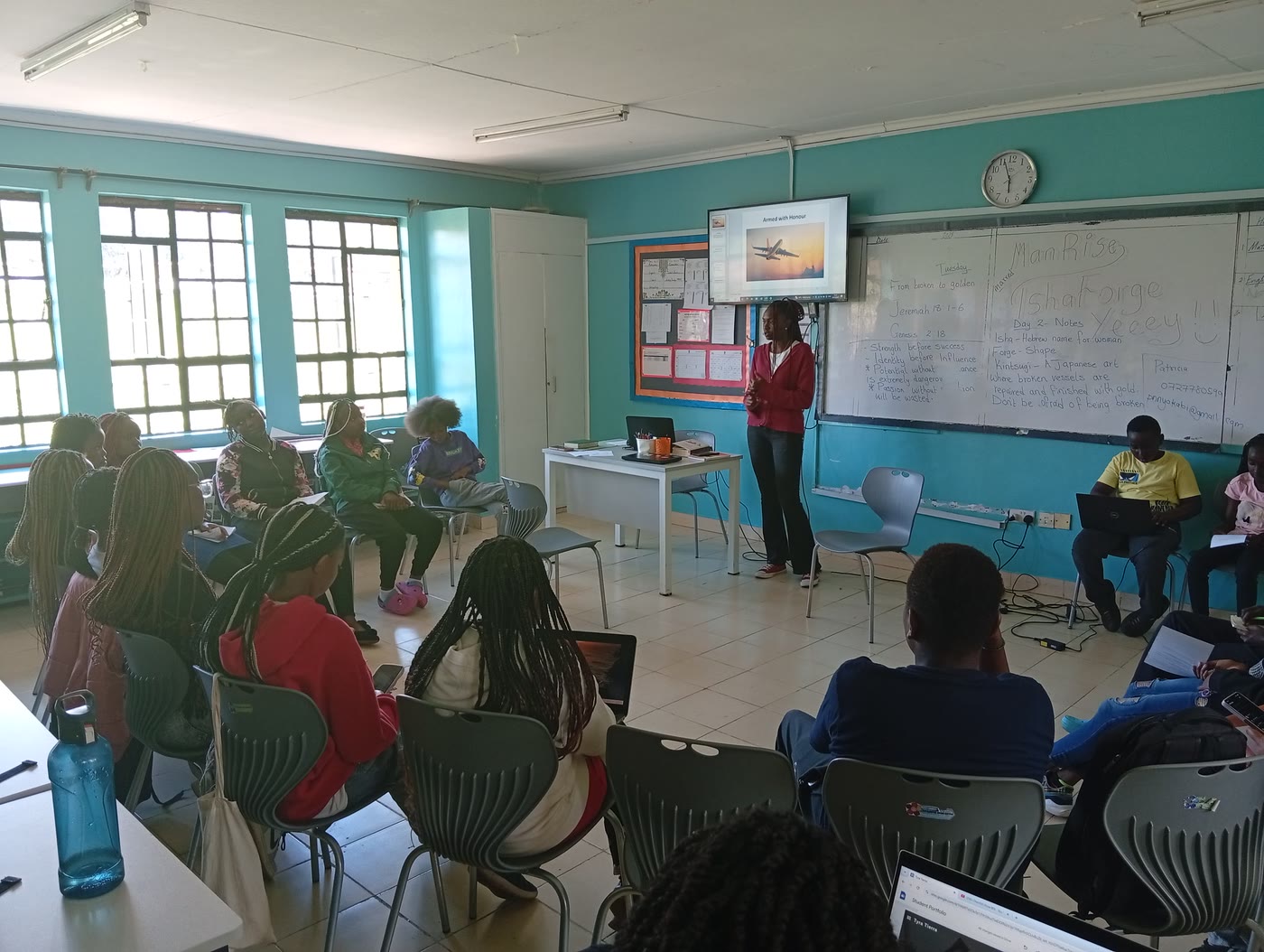 A mentor leading a session during a previous cohort